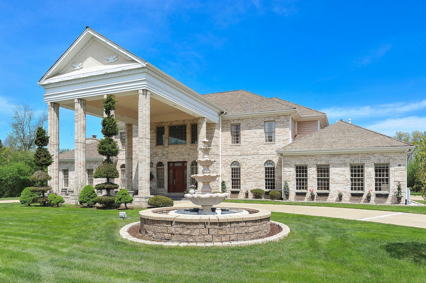 Property Photo: 406 Oak Brook Road IL 60523