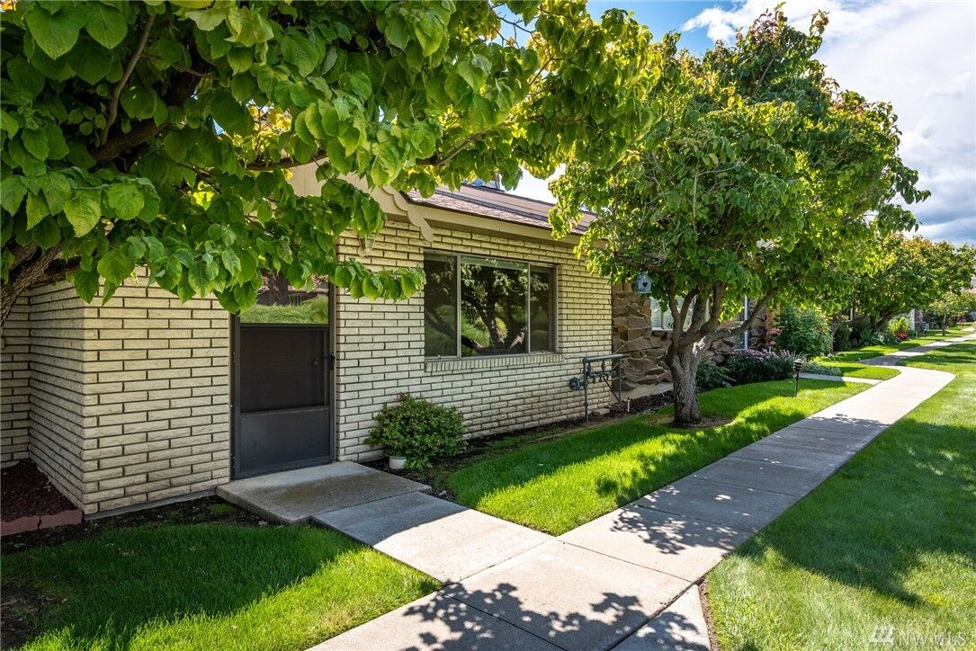 Property Photo:  201 S Elliott Ave 26  WA 98801