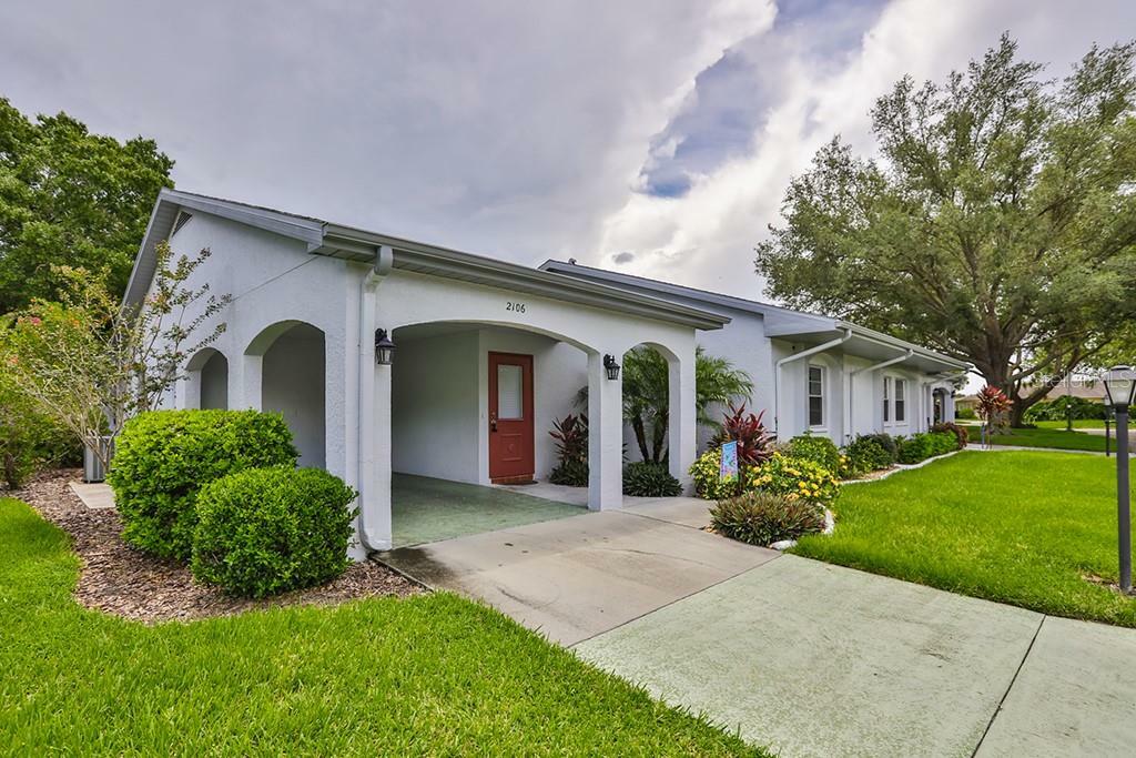 Property Photo: 2106 Harleston Place FL 33573