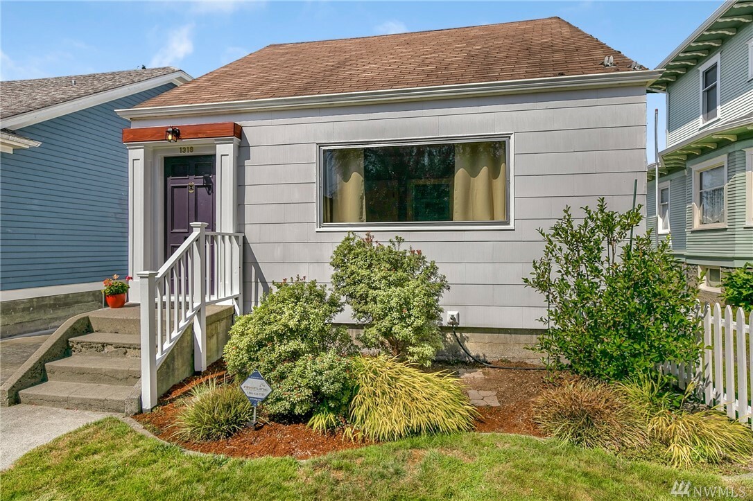 Property Photo:  1318 Hoyt Ave  WA 98201 