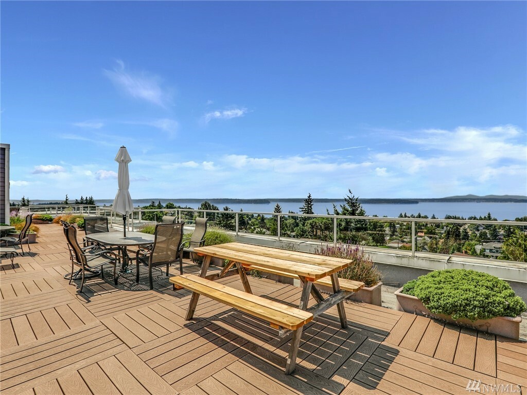 Property Photo: 4847 California Ave SW 204 WA 98116