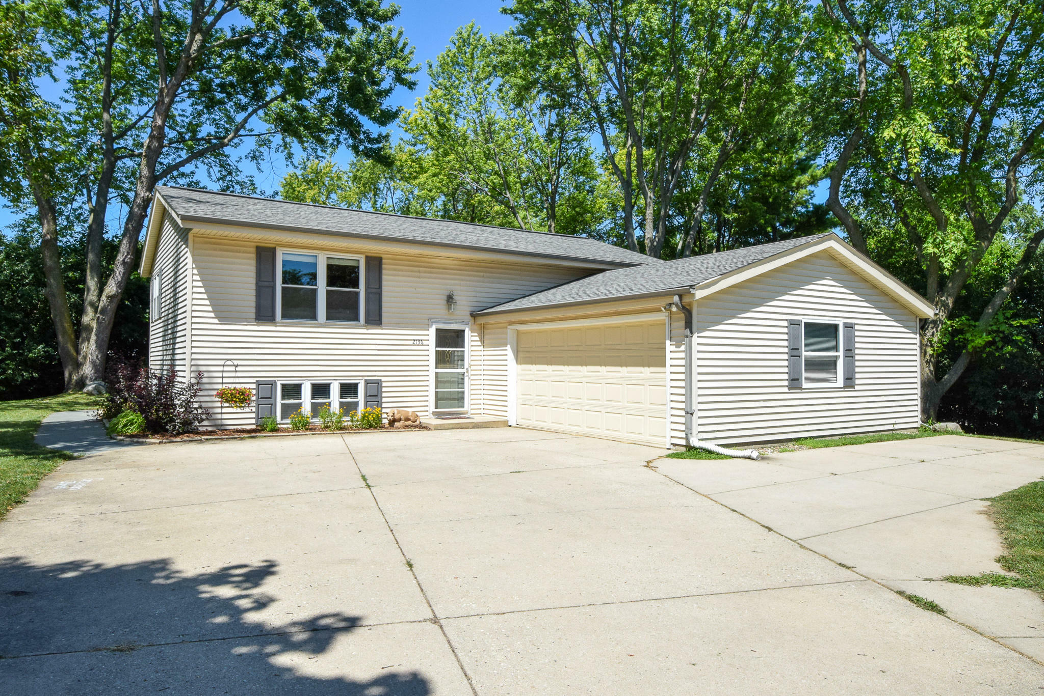 Property Photo:  2136 Sunnyside Dr  WI 53186 