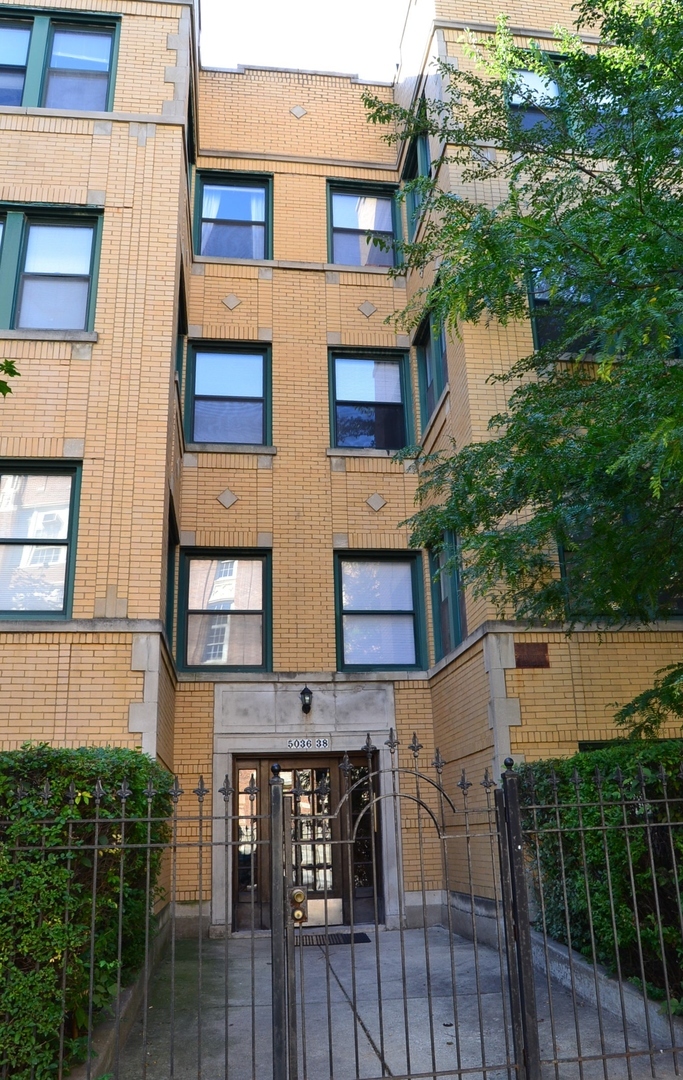 Property Photo:  5038 North Kimball Avenue 1  IL 60625 