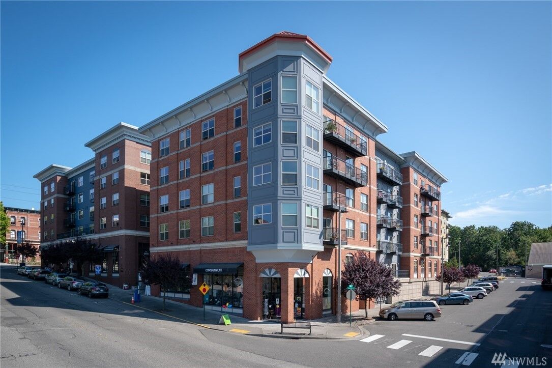 Property Photo: 910 Harris Avenue 405 WA 98225