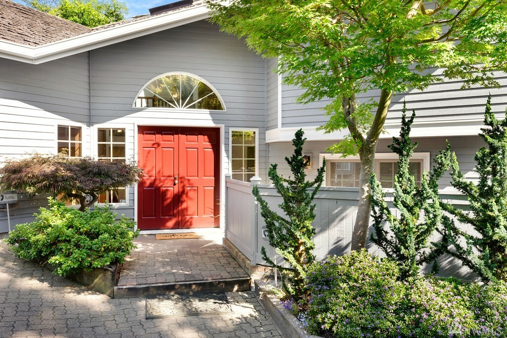 Property Photo:  602 Elm Place  WA 98020 