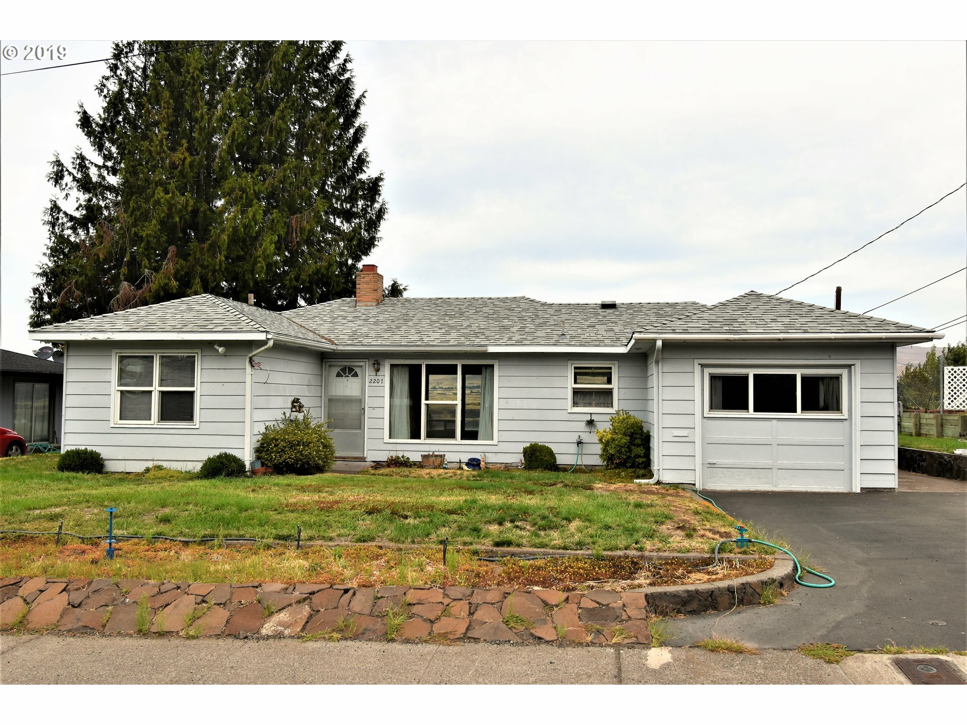 Property Photo: 2207 E 10th St OR 97058