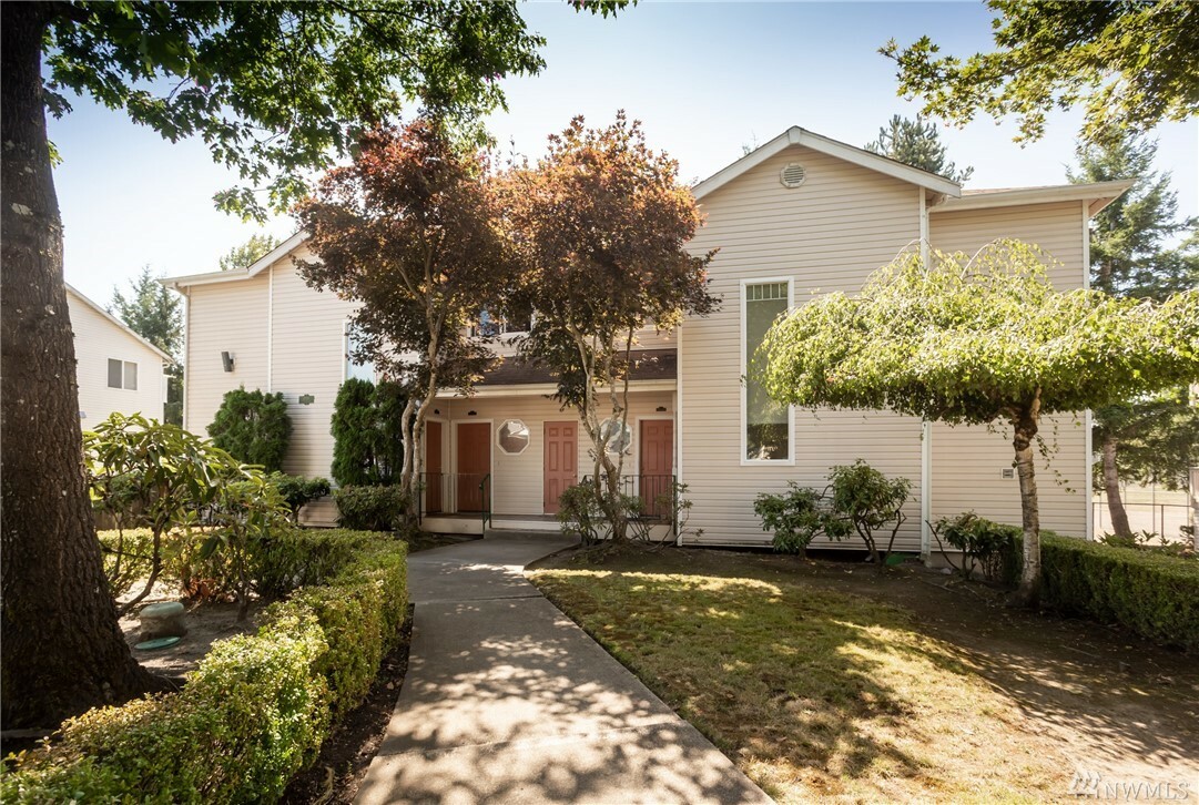 Property Photo: 1008 37th St SE B WA 98002