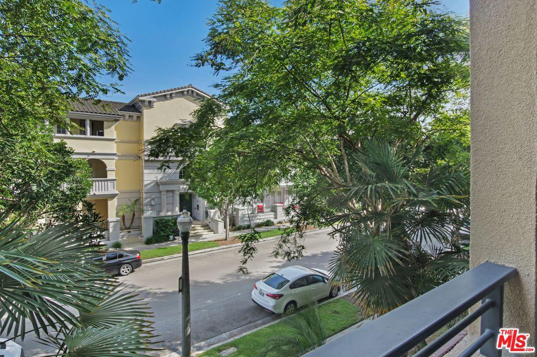 2724 Bottlebrush Dr  Los Angeles CA 90077 photo