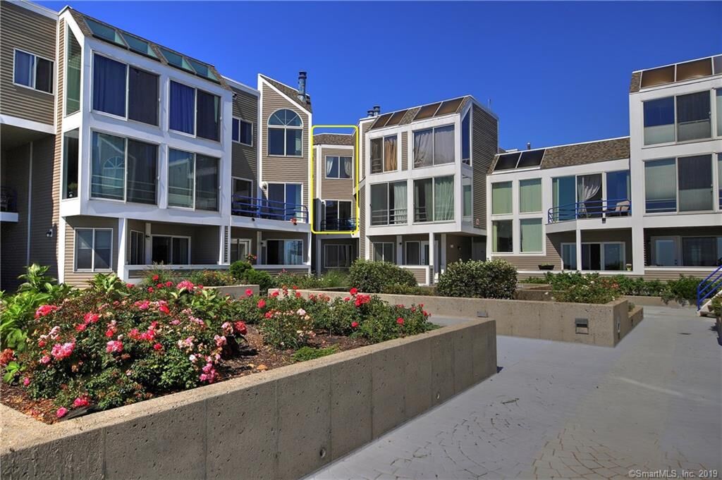 Property Photo: 38 Harbour Close 38 CT 06519