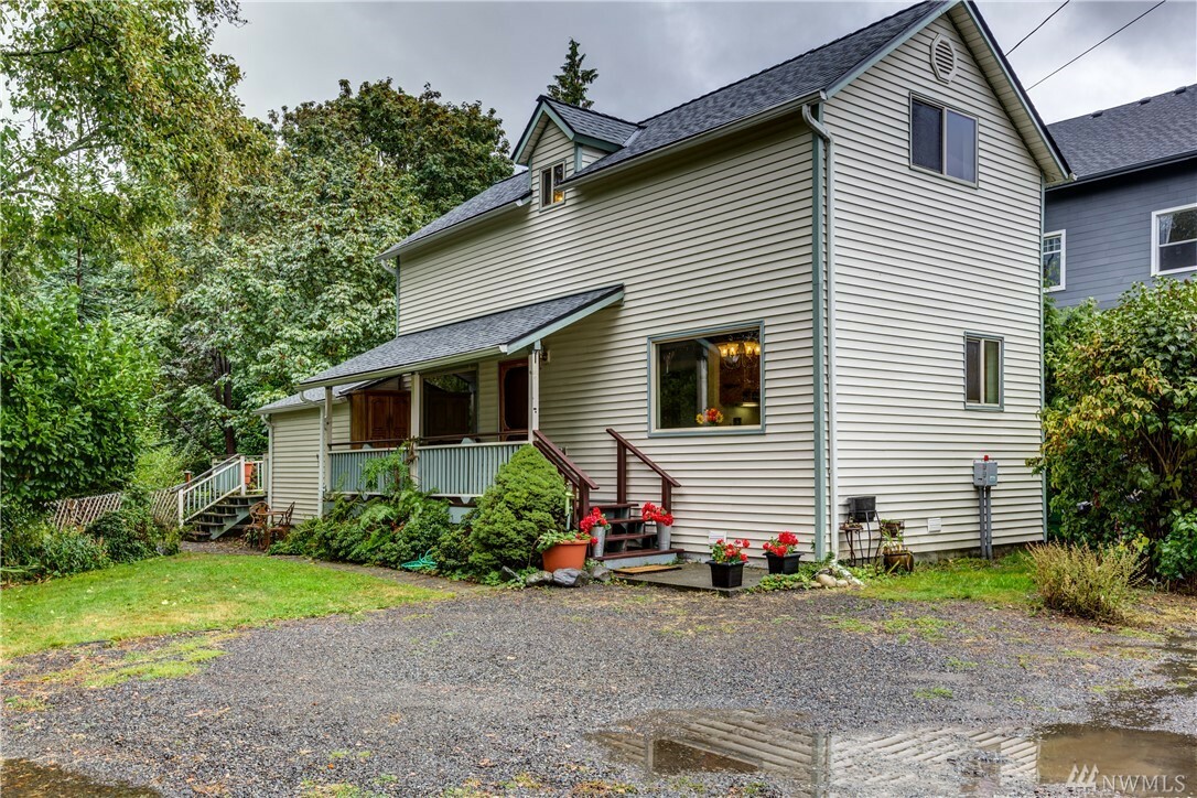 Property Photo:  913 B 33rd St  WA 98201 