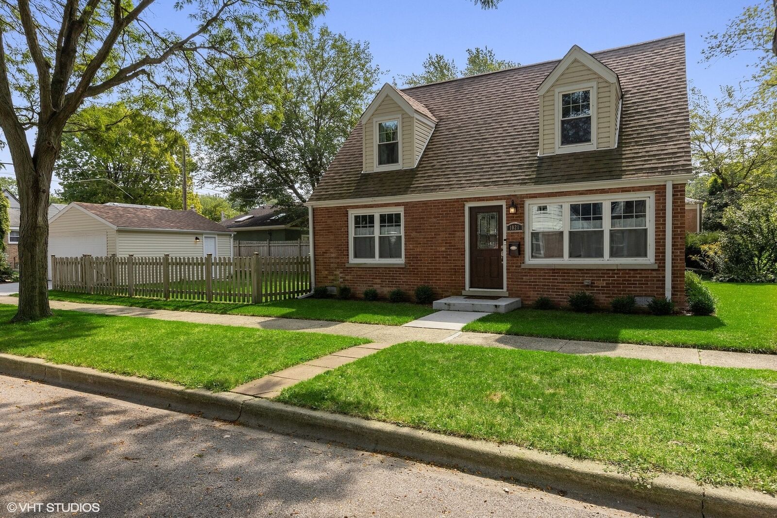Property Photo: 1021 McDaniel Avenue IL 60202