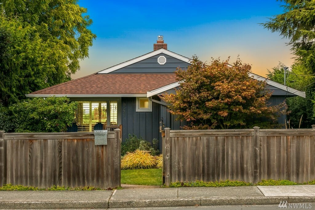 Property Photo:  947 Walnut St  WA 98020 