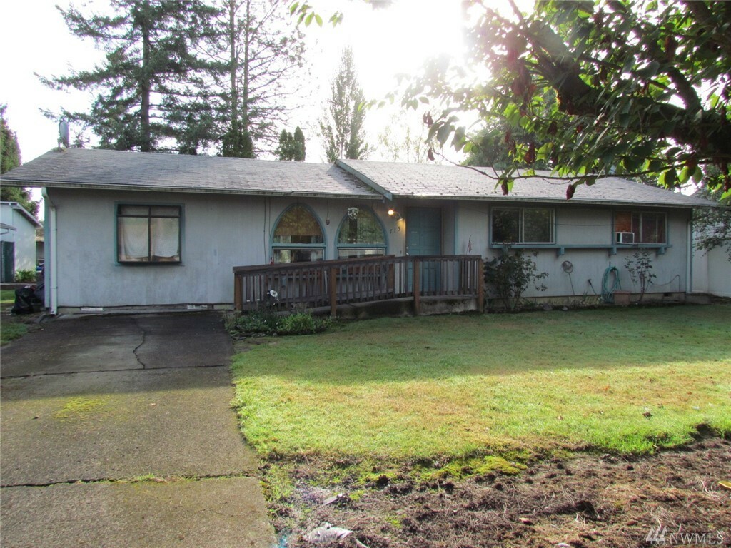 Property Photo:  715 NE 3rd Ave  WA 98604 