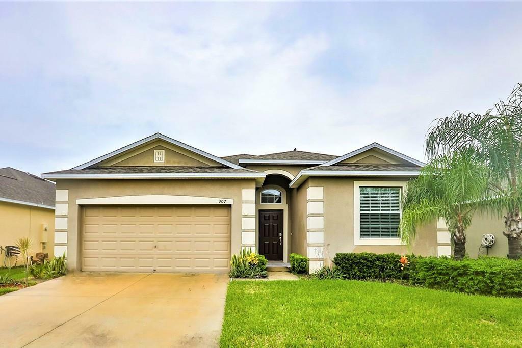 Property Photo: 907 Peregrine Hill Place FL 33570
