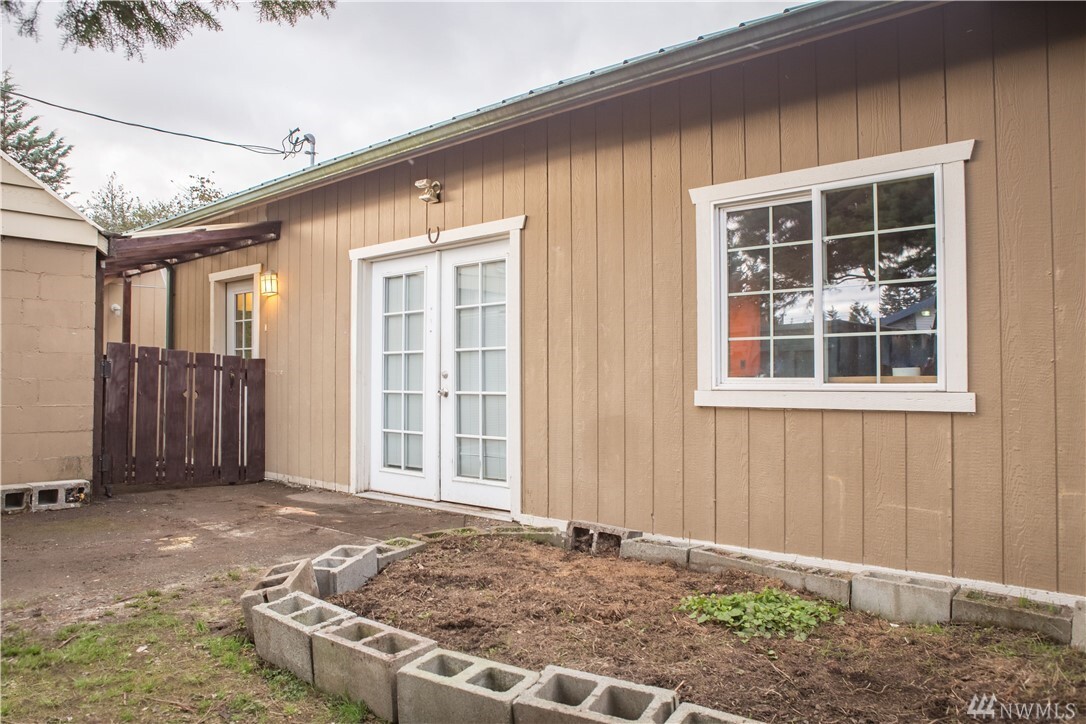 Property Photo: 6236 Elm Street SE WA 98501