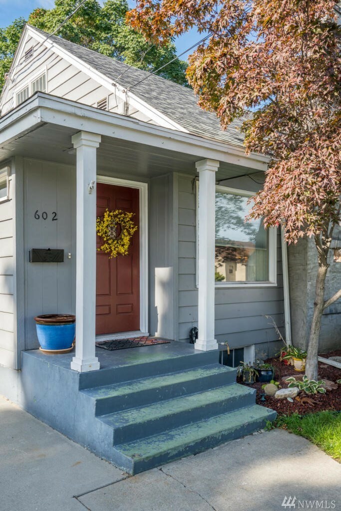 Property Photo:  602 Hawthorne St  WA 98801 