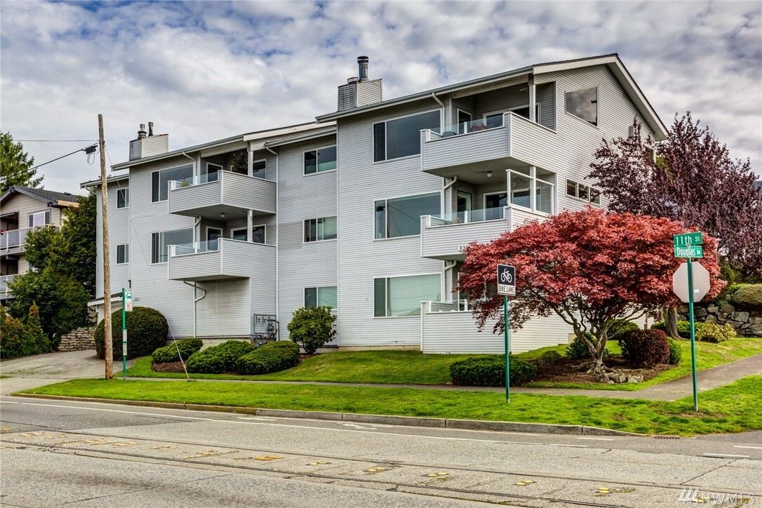 Property Photo:  929  11th Street 202  WA 98225 