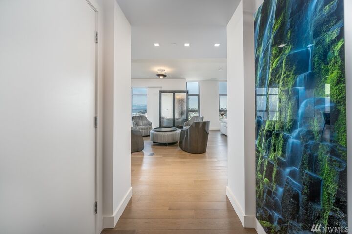 Property Photo: 583 Battery Street 4003 WA 98121