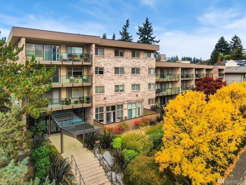 Property Photo:  511  100th Avenue NE 210  WA 98004 