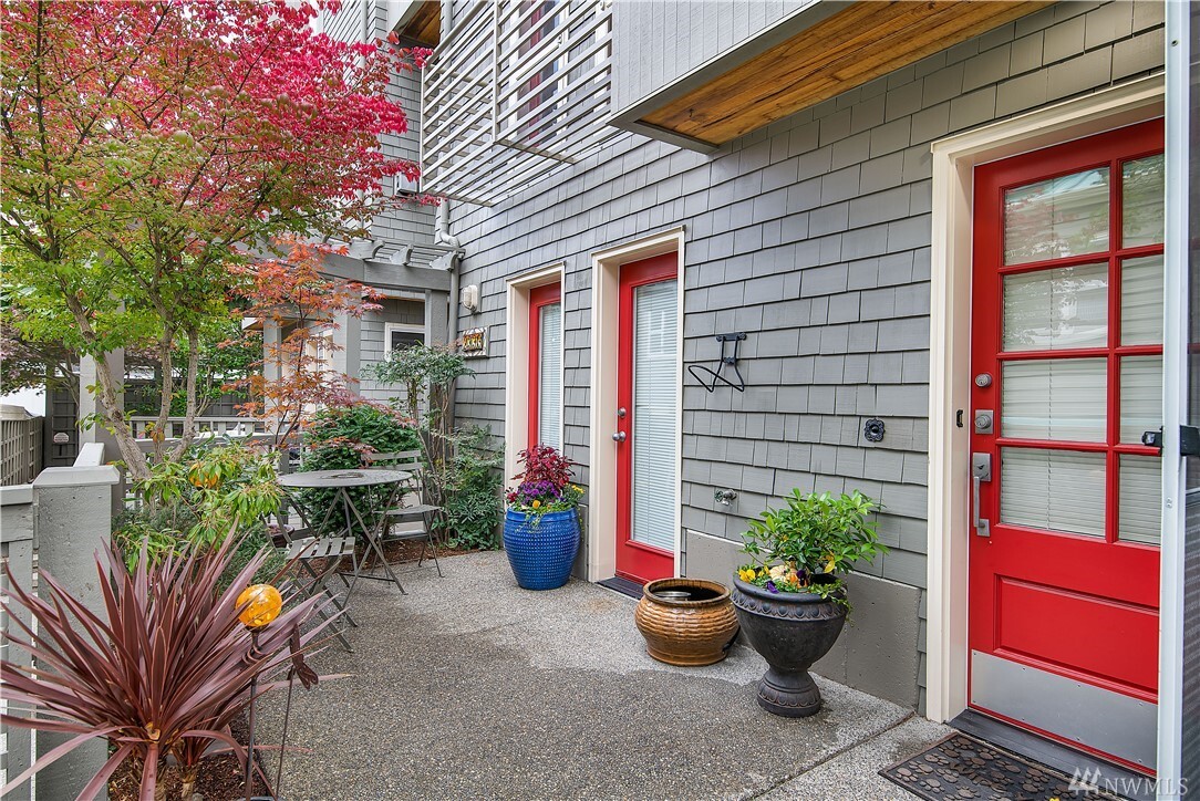 Property Photo: 2330 Yale Avenue E WA 98102