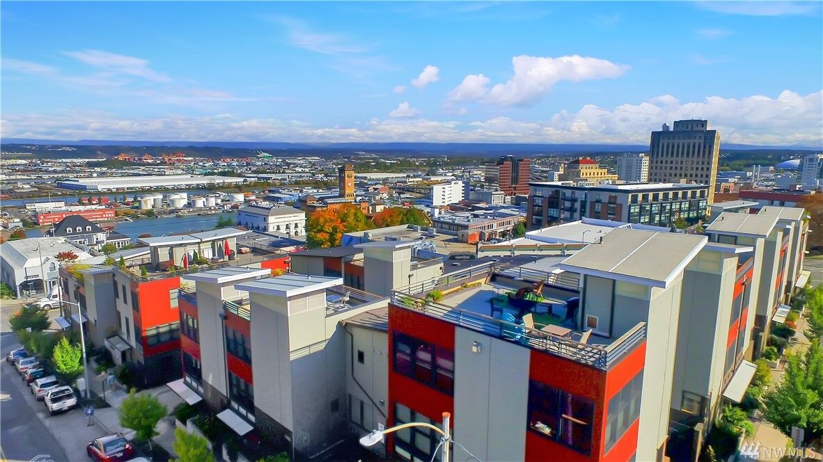 Property Photo:  420 6th Ave  WA 98402 