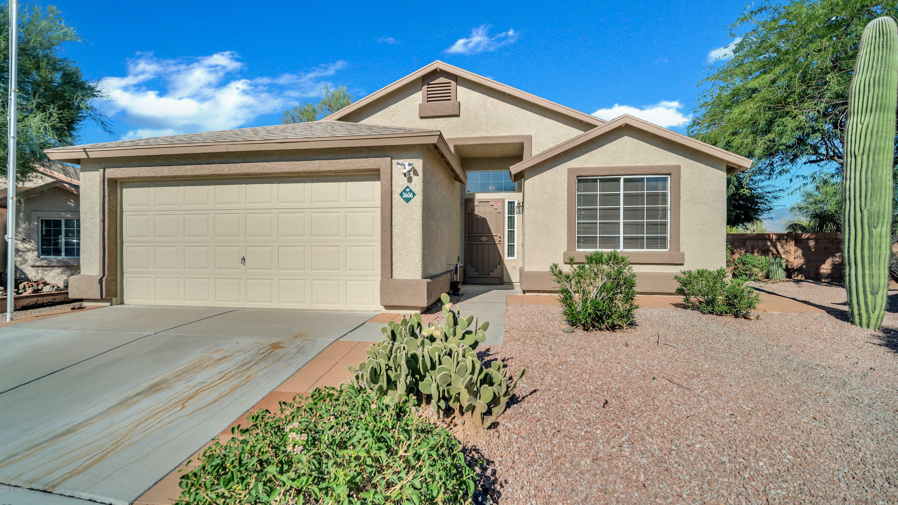 Property Photo:  3606 W Sundial Place  AZ 85742 