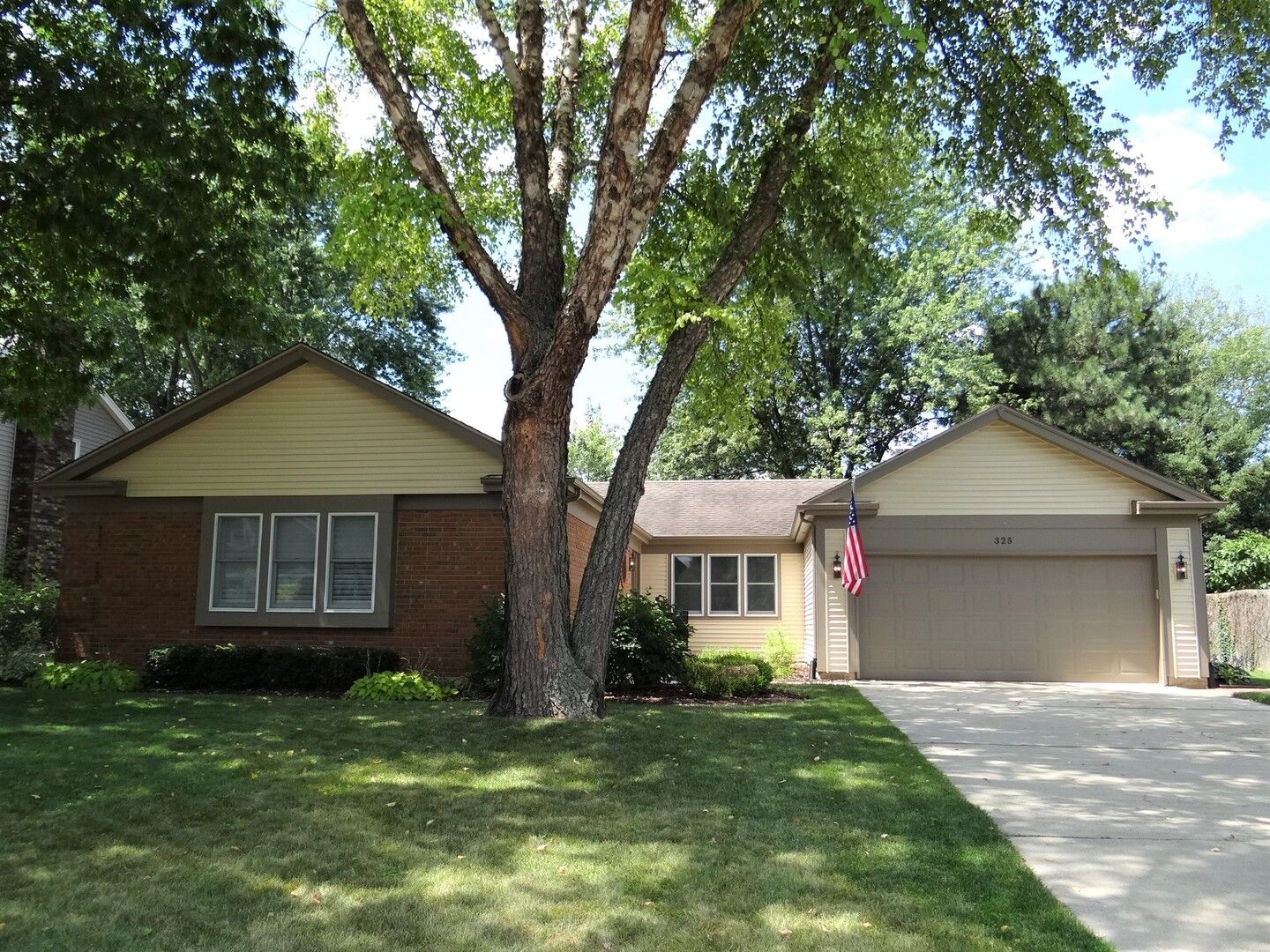 Property Photo: 325 Stratford Court IL 60504