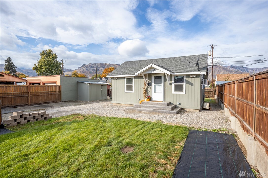 Property Photo:  802 Kittitas St  WA 98801 