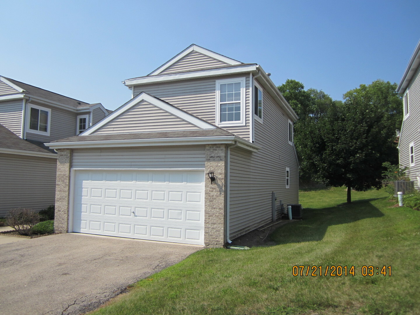 Property Photo: 824 Park Bluff Circle 824 IL 60120