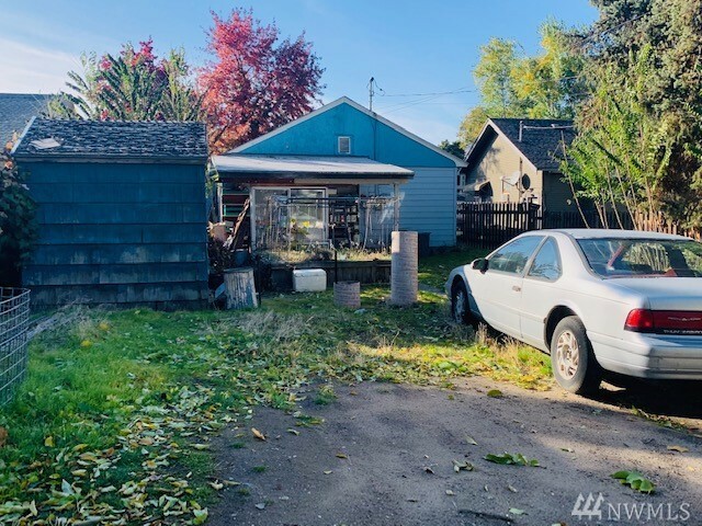 Property Photo: 623 Highland Dr WA 98801