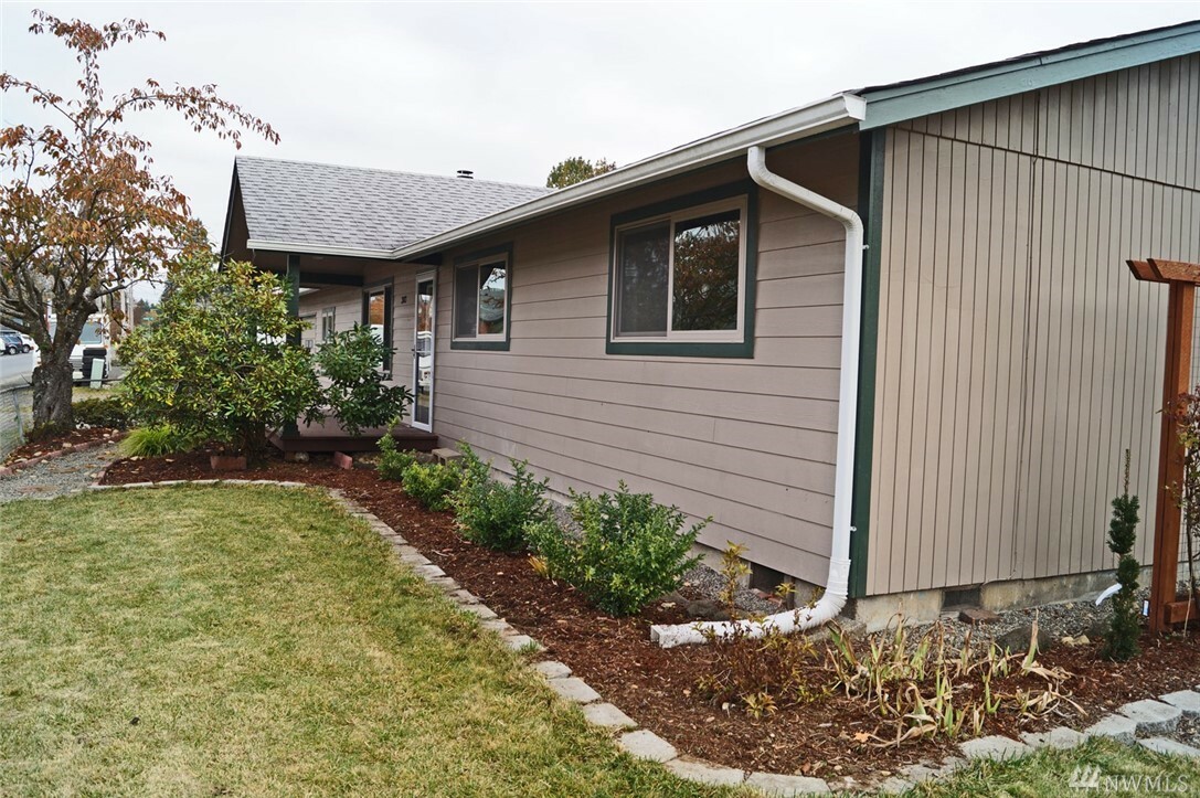 Property Photo:  303 E University Ave  WA 98584 