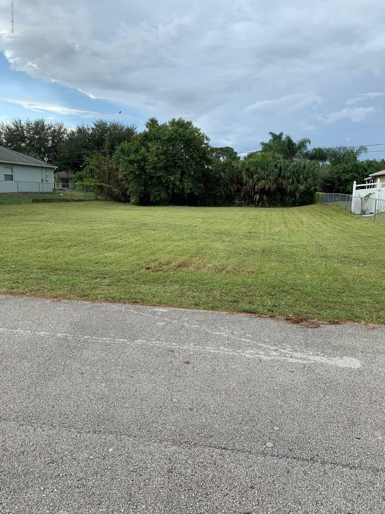 Property Photo: 258 NE Bordeaux Avenue NE FL 32907