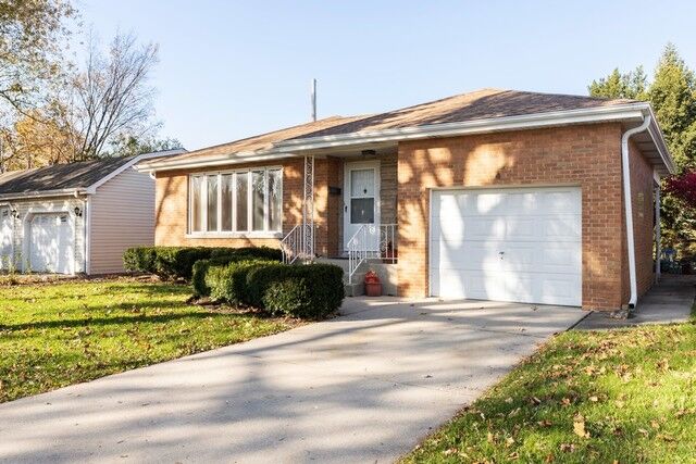 Property Photo:  4 East Touhy Avenue  IL 60068 