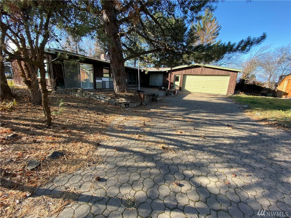 Property Photo:  1303 Skyline Dr  WA 98926 