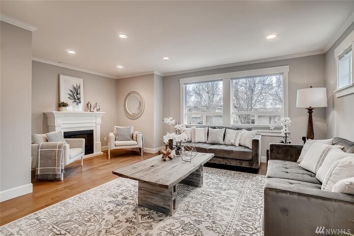 Property Photo:  622  Bell Street 101  WA 98020 