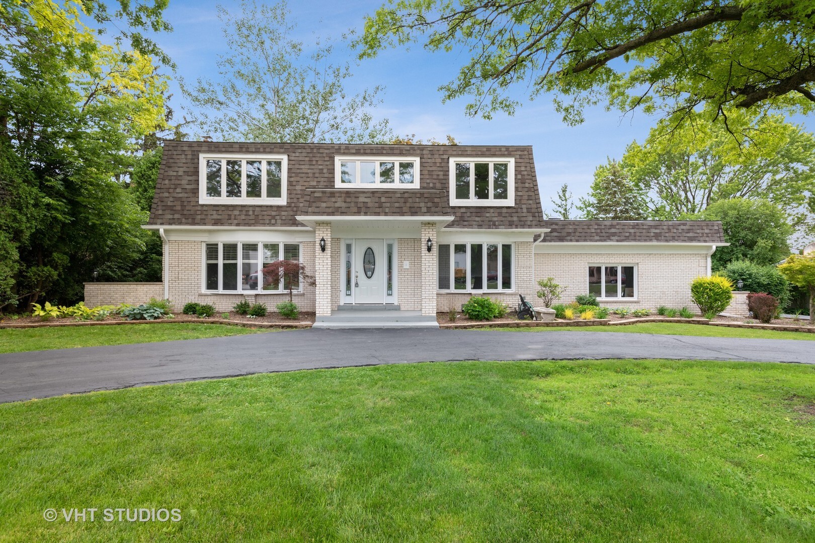 Property Photo: 15 Devonshire Drive IL 60523