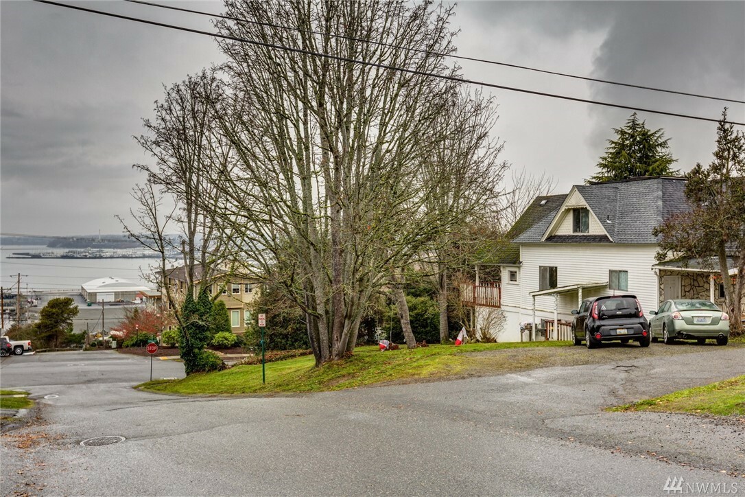 Property Photo:  600 N State St  WA 98225 