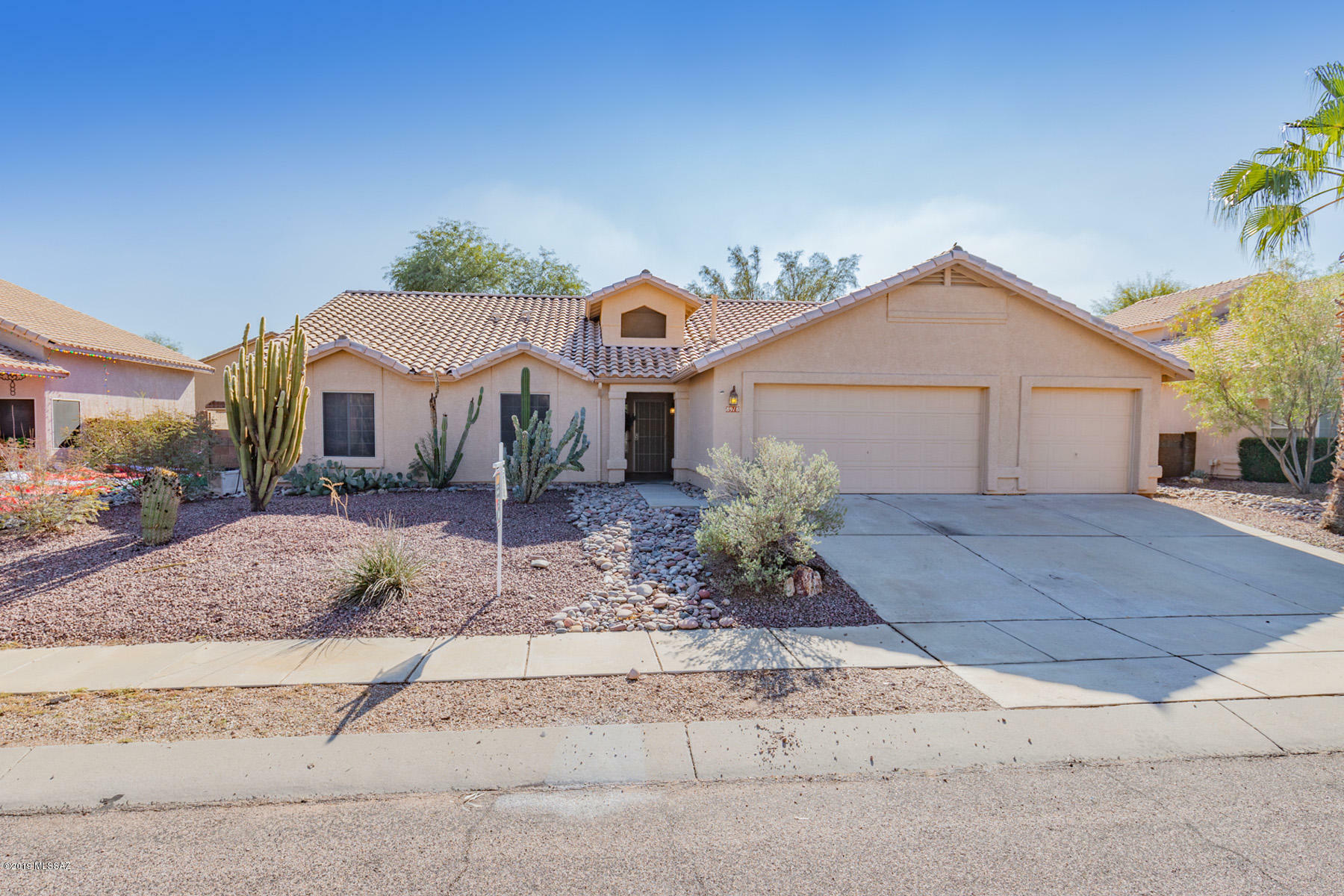 Property Photo: 8918 N Palm Brook Drive AZ 85743