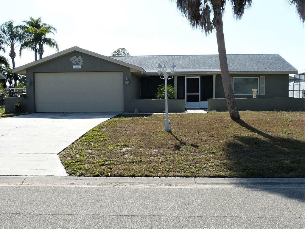Property Photo: 922 Spindle Palm Way FL 33572