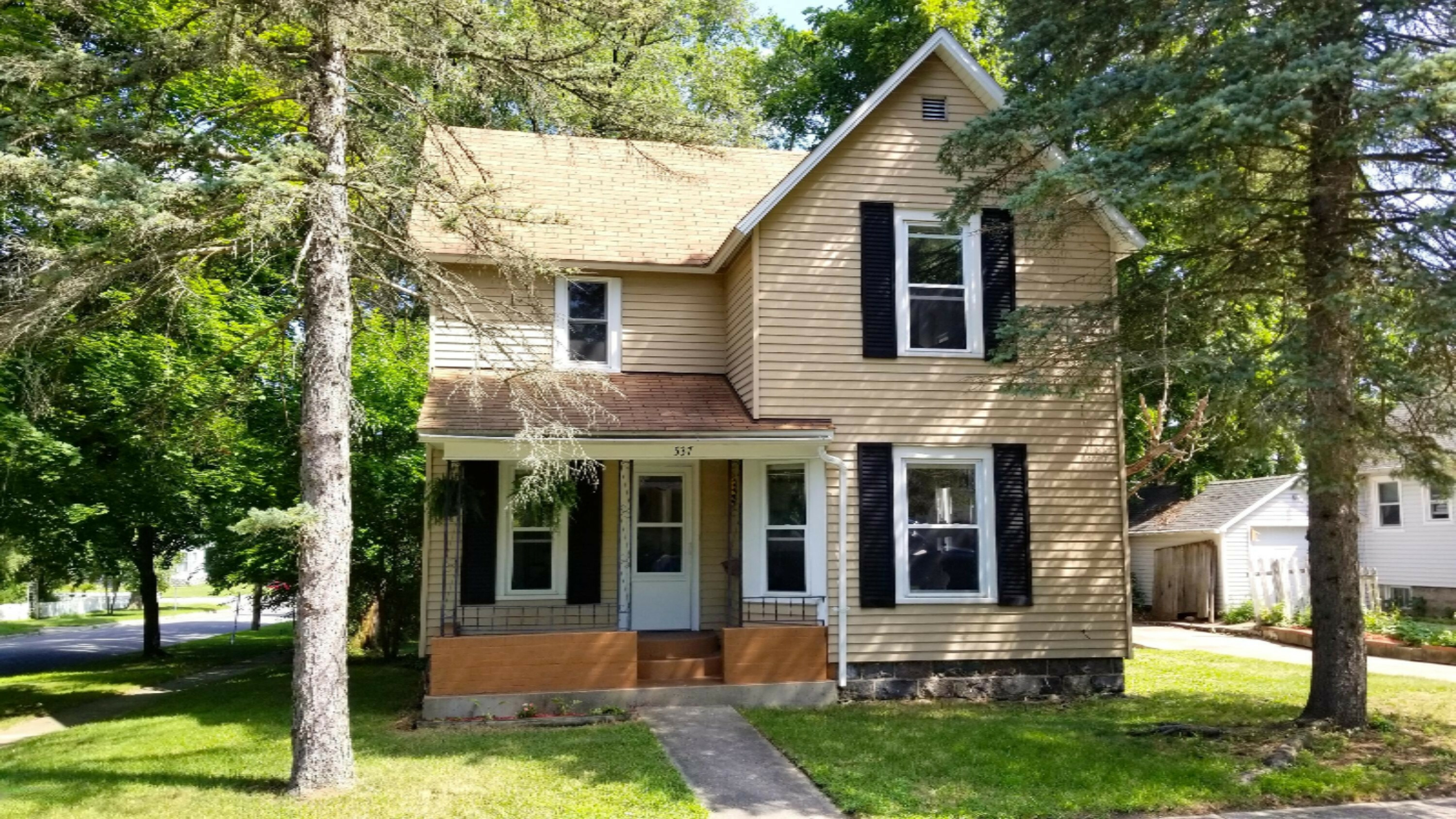 Property Photo: 537 W Walnut Street MI 49058