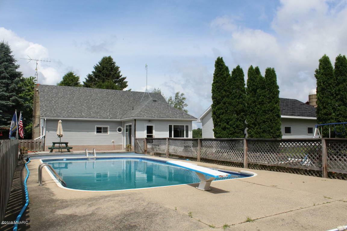 Property Photo: 6254 N Elm Avenue MI 49307