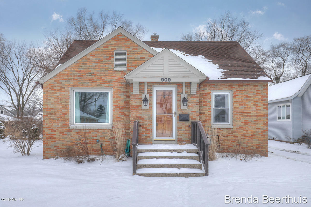 Property Photo:  909 Grant Avenue  MI 49417 