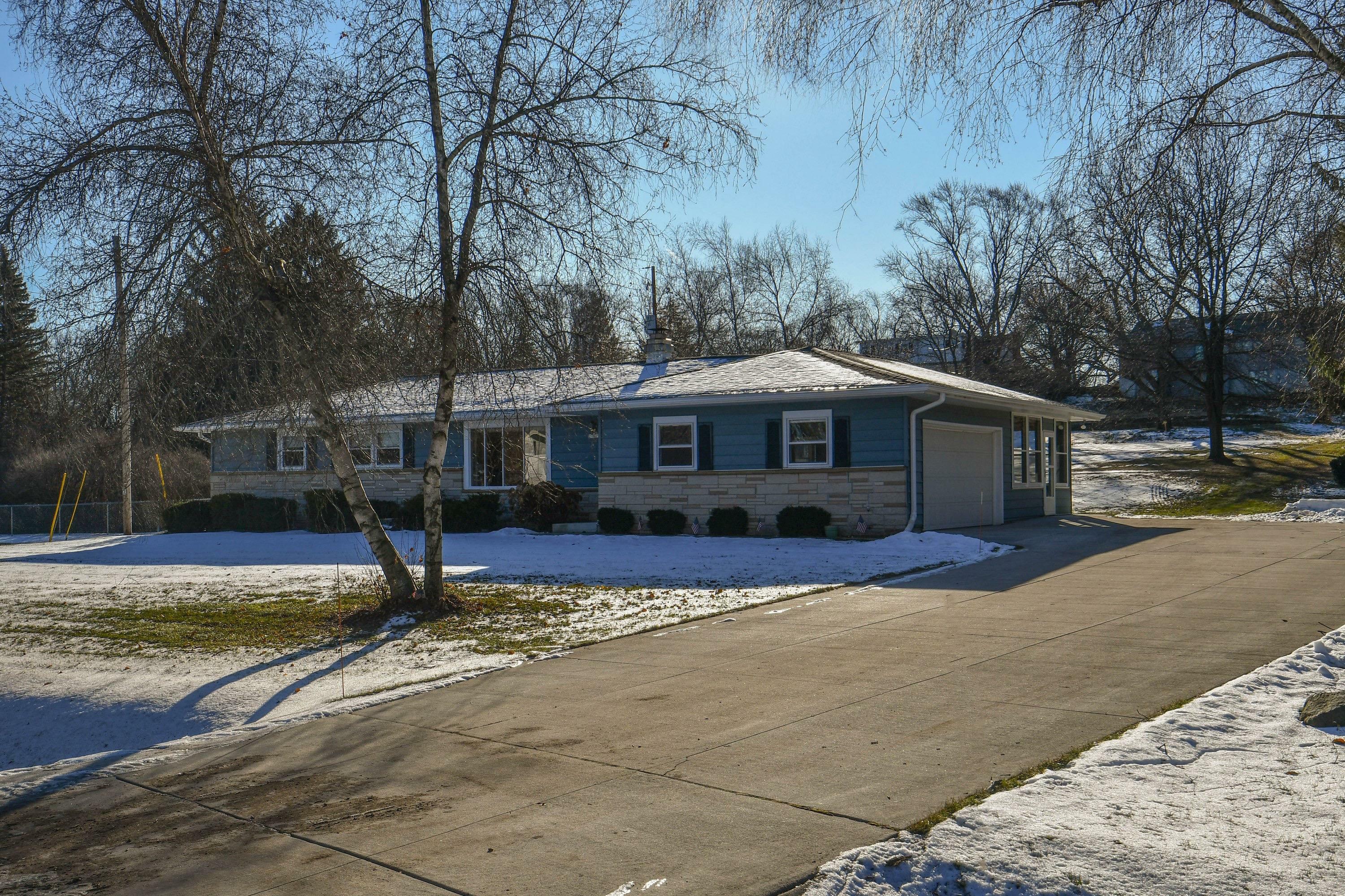 Property Photo:  21625 Greendale Dr  WI 53186 