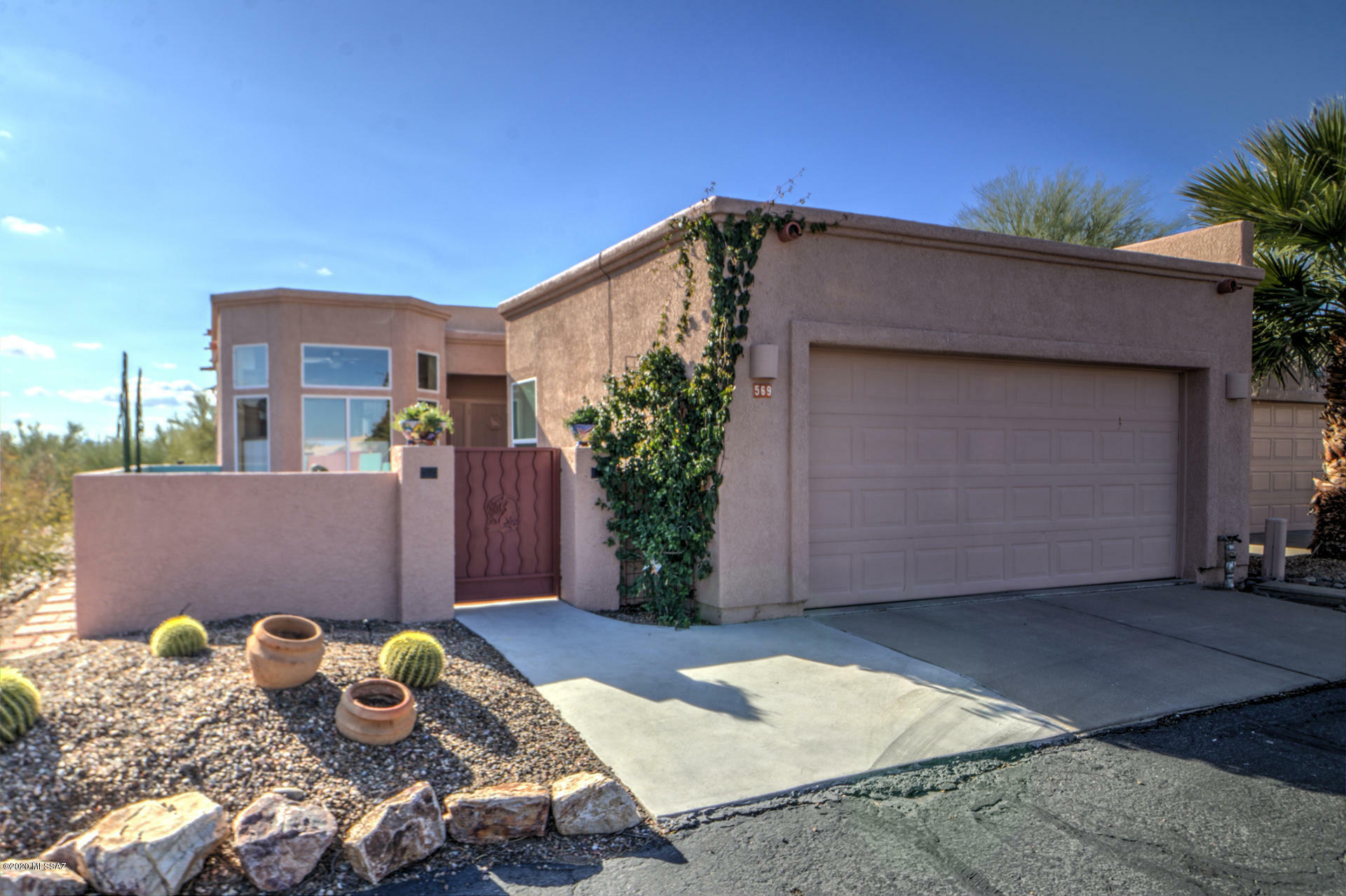 Property Photo:  569 W Via Rosaldo  AZ 85614 