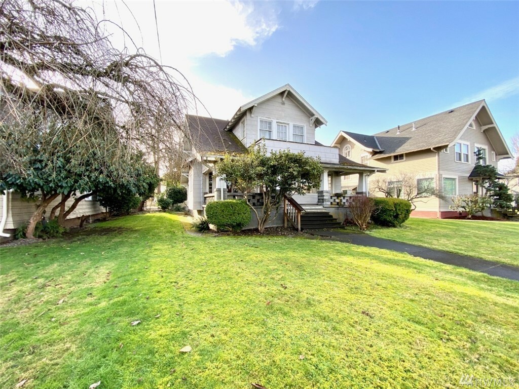 Property Photo:  524 W Pioneer Ave  WA 98371 