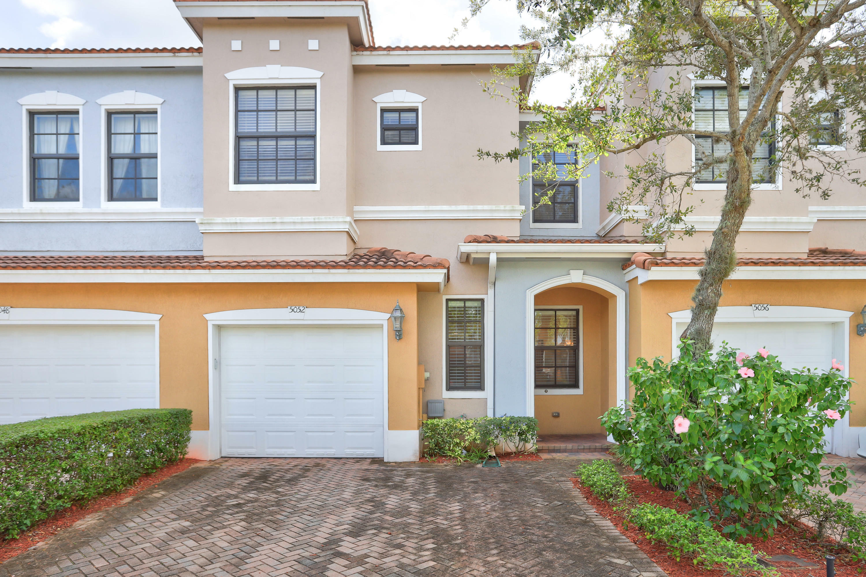 Property Photo: 5052 S Astor Circle FL 33484