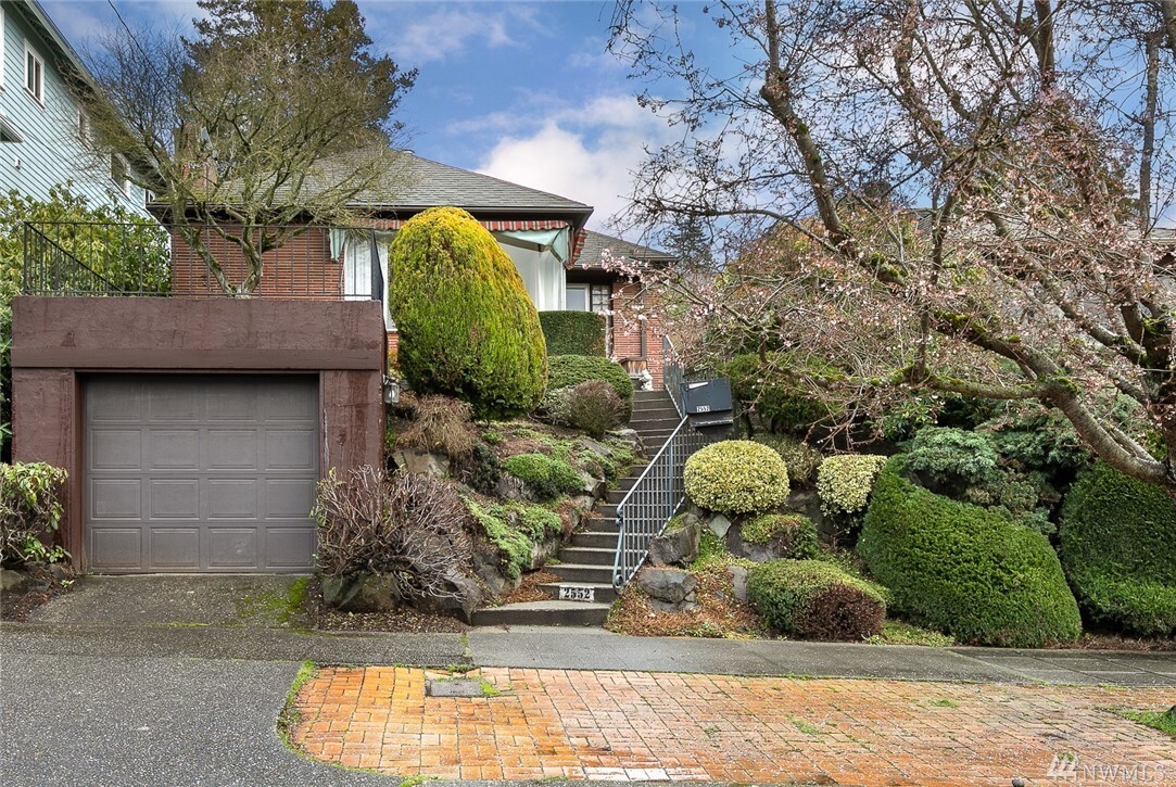 Property Photo: 2552 29th Avenue W WA 98199
