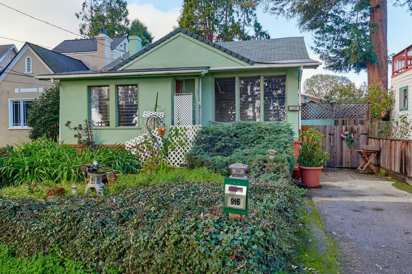 Property Photo:  916 Oak Grove Avenue  CA 94010 