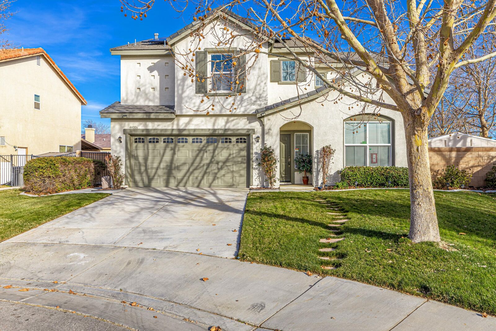Property Photo:  44006 Dahlia Street  CA 93535 