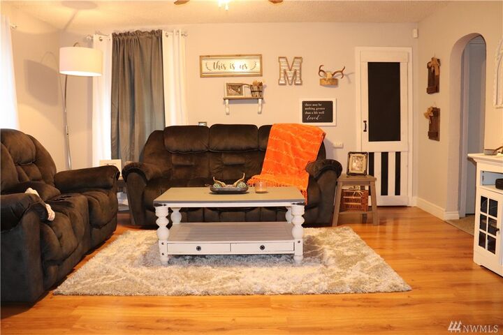 Property Photo:  502 Grandview Ave  WA 98584 